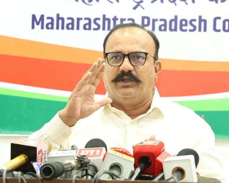 फडणवीसांचे मोठे घोटाळे अजित पवारांकडे..त्यामुळे ते पार्थना वाचवणार : सपकाळ