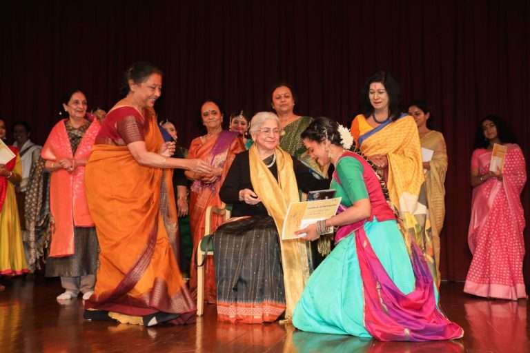 कथक नृत्यांगना श्रद्धा मुखडे हिला नृत्यगुरू पंडित बिरजू महाराज युवा पुरस्कार
