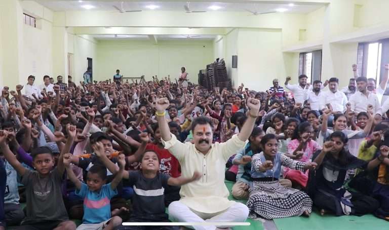 एकलव्य विद्या संकुलास राघवेंद्र बाप्पु मानकर मित्र परिवाराकडून मदतीचा हात