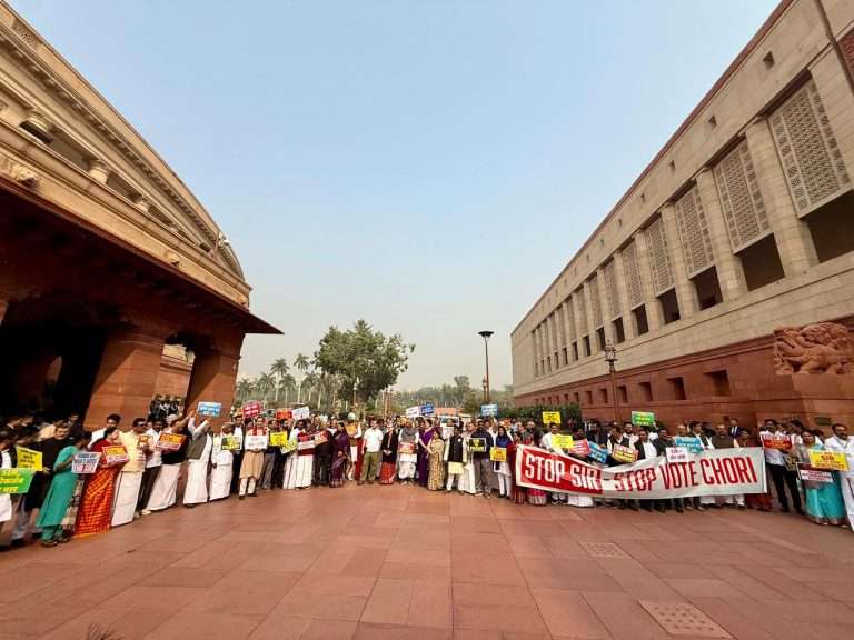 निवडणूक आयोगाला हाताशी धरून मोदी हुकुमशाही आणीत आहेत . कॉंग्रेसची निदर्शने, गदारोळामुळे लोकसभा तहकूब