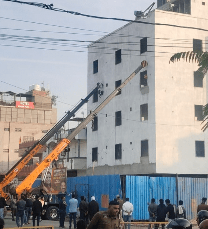 ५ मजली हॉटेलचे बेकायदा बांधकाम अवघ्या 3 सेकंदात जमीन दोस्त… उरली केवळ धूळ आणि मातीचा ढिगारा