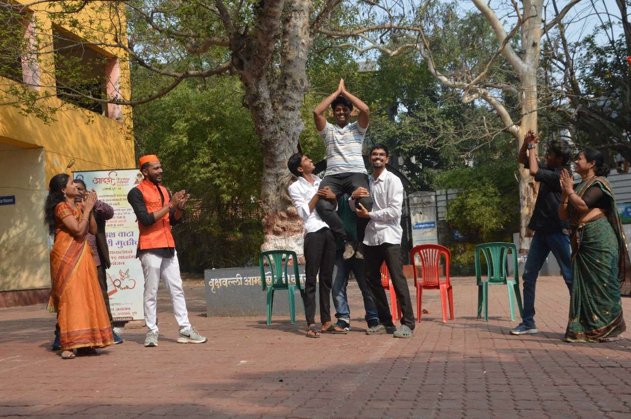 तरुणांनी पथनाट्यातून दिला बाल गुन्हेगारी रोखण्याचा संदेश