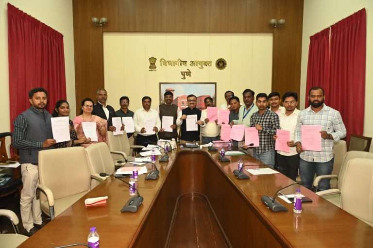 विभागीय आयुक्त डॉ. चंद्रकांत पुलकुंडवार यांच्या हस्ते शिक्षक व पदवीधर प्रारुप मतदार याद्या प्रसिद्ध