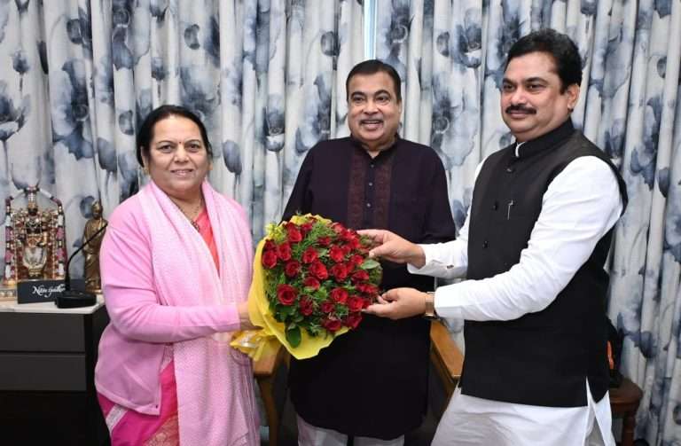 केंद्रीय मंत्री नितीन गडकरी यांना सभापती व उपसभापतींकडून ‘भारतीय राज्यघटनेच्या अमृतमहोत्सवी पुस्तक प्रकाशन’ सोहळ्याचे निमंत्रण
