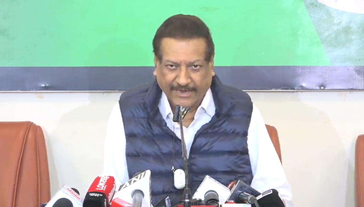 विमान वाहतूक मंत्र्यांनी तात्काळ राजीनामा द्यावा:इंडिगो क्रायसिसवर पृथ्वीराज चव्हाण यांचा सरकारवर जोरदार हल्लाबोल