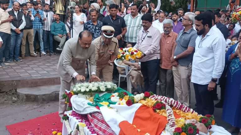 ज्येष्ठ समाजसेवक डॉ. बाबा आढाव यांच्यावर शासकीय इतमामात अंत्यसंस्कार