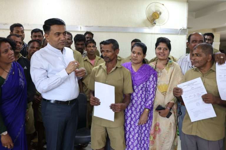 साखळी नगरपालिकेतील ४४ कर्मचाऱ्यांना नियमित सेवेत नियुक्तीपत्रे