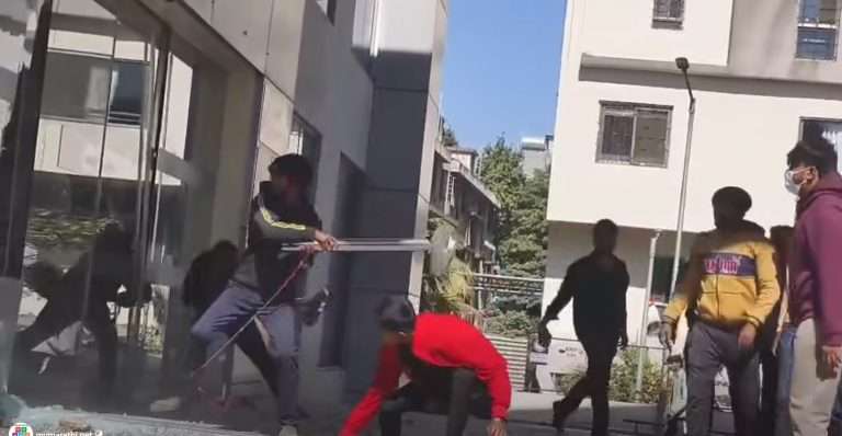 शिंदे गटाच्या पदाधिकाऱ्याच्या वडिलांचा ऑपरेशनमध्ये मृत्यू, पुण्यातील सह्याद्री रुग्णालयात तोडफोड