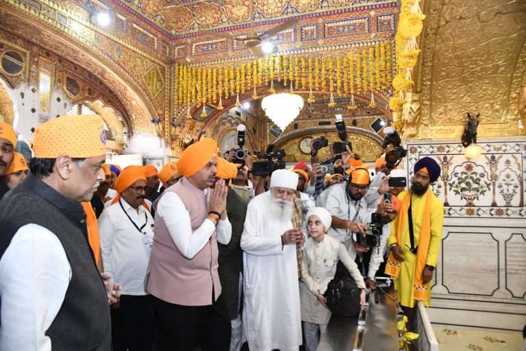 तखत सचखंड श्री हजूर अबलचल नगर साहिबजी गुरुद्वाराचे मुख्यमंत्री देवेंद्र फडणवीस यांनी घेतले दर्शन