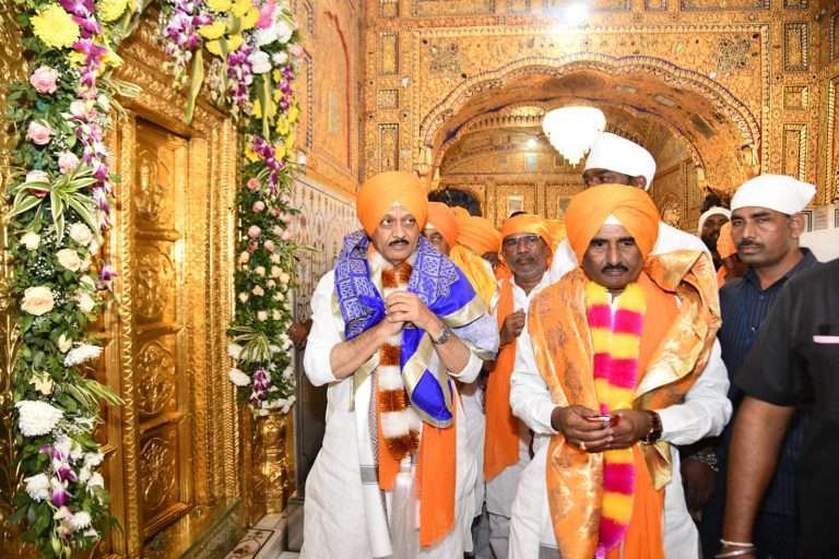 तखत सचखंड श्री हजूर अबलचल नगर साहिबजी गुरुद्वाराचे उपमुख्यमंत्री अजित पवार यांनी घेतले दर्शन