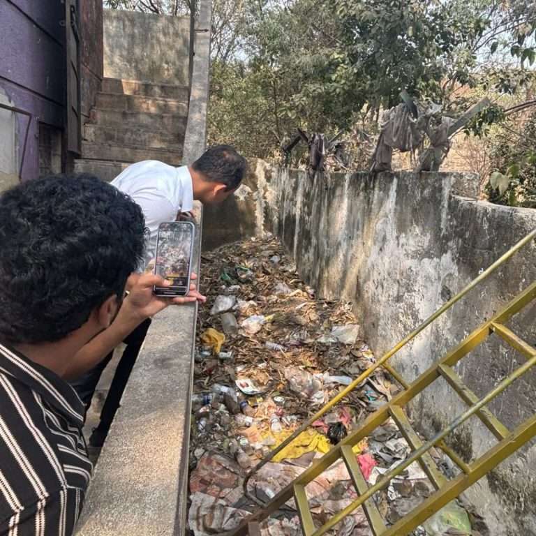 वाहतूक कोंडी, स्वच्छतागृहे समस्या निवारणासाठी नगरसेवक स्वप्नील दुधाने रस्त्यावर