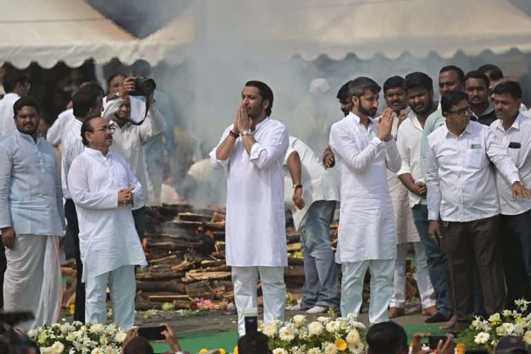 अजित पवार पंचत्वात विलीन: दोन्ही मुलांनी दिला मुखाग्नी,बारामतीत शासकीय इतमामात अंत्यसंस्कार
