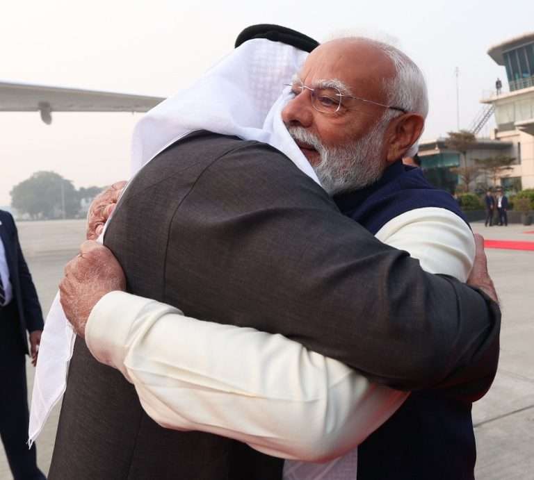 UAE अध्यक्ष शेख मोहम्मद बिन जायद अल नाहयानांचे  मोदींनी प्रोटोकॉल मोडून केले स्वागत