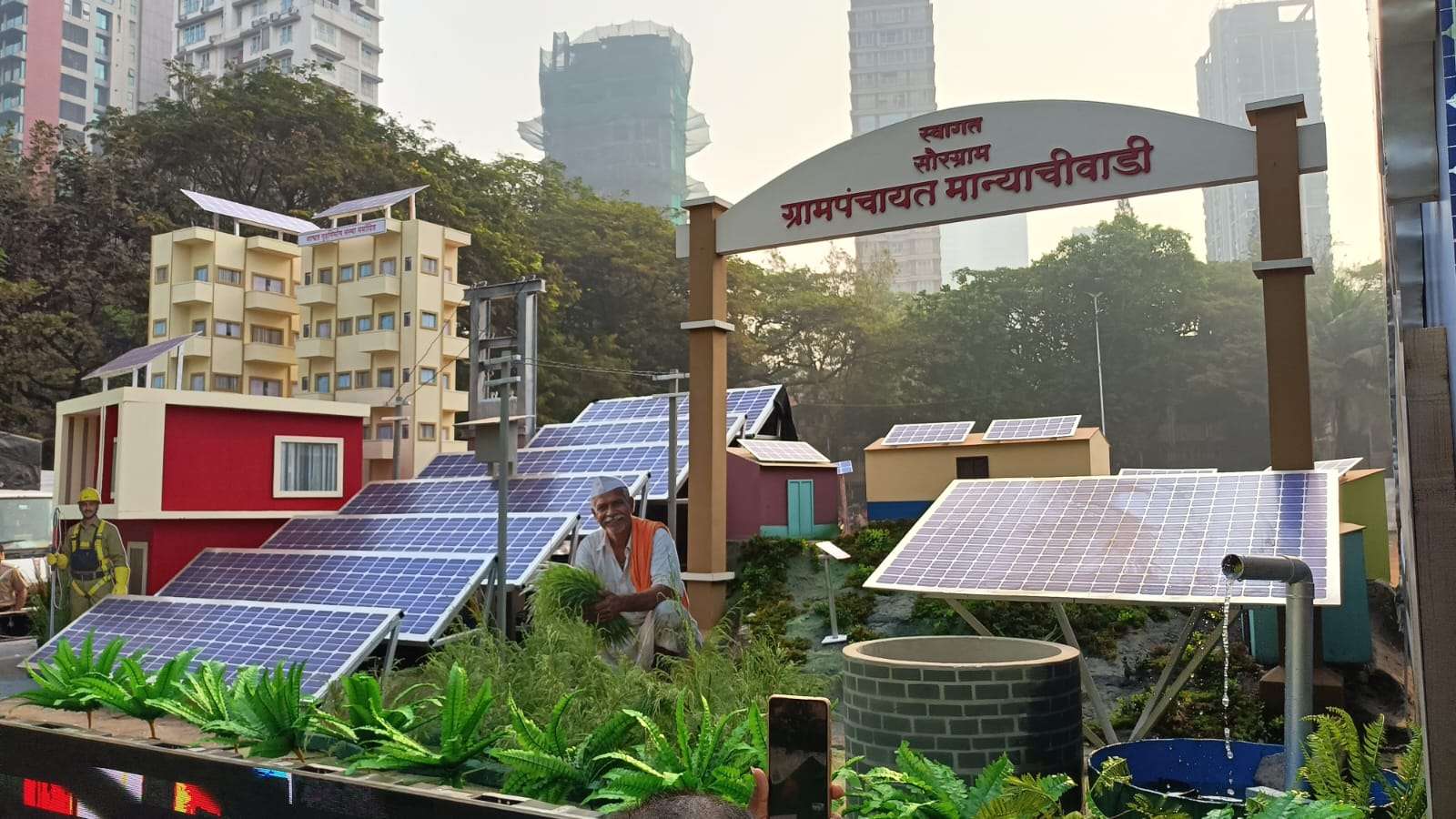 महावितरणचा ‘अन्नदाता ते ऊर्जादाता’ चित्ररथ ठरला संचलनाचे आकर्षण