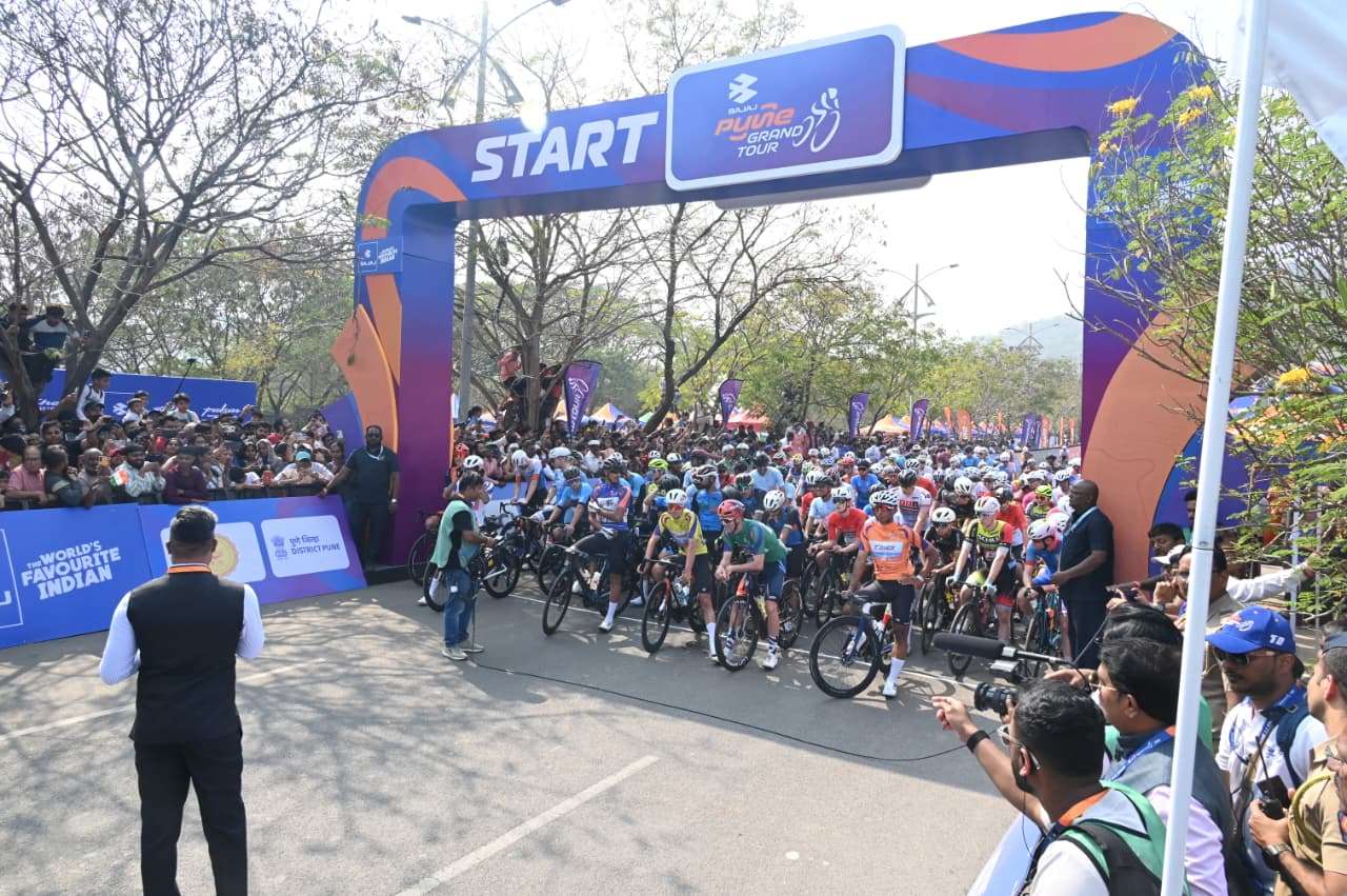 टी.सी.एस. ते आकुर्डी घाट-वळण रस्त्यावर नागरिकांची दुतर्फा गर्दी
