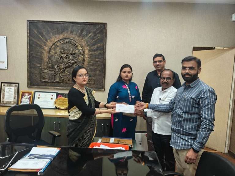 अपघाती निधन झालेल्या कंत्राटी कर्मचाऱ्याच्या वारसास १० लाख रुपये विम्याची रक्कम प्राप्त
