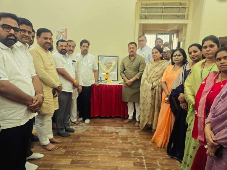 राष्ट्रपिता महात्मा गांधी यांच्या ७८ व्‍या पुण्यतिथीनिमित्त काँग्रेसच्यावतीने भावपूर्ण श्रध्दांजली अर्पण.