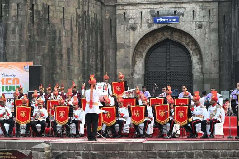 “वंदे मातरम” या गीताला 150 वर्षे पूर्ण झाल्यानिमित्त पुण्यात शनिवारवाडा येथे लष्कराच्या वाद्यवृंदाचे सादरीकरण