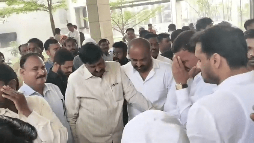  ‘दादा, दादा’ म्हणत एकच रडारड, बारामतीत प्रचंड गर्दी