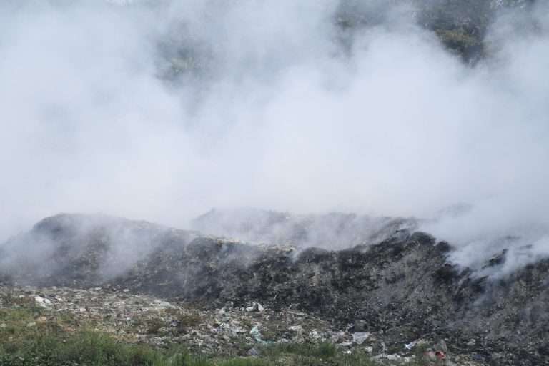 लोणी काळभोर येथील मुळा-मुठा नदीपात्रातील कचऱ्याला भीषण आग