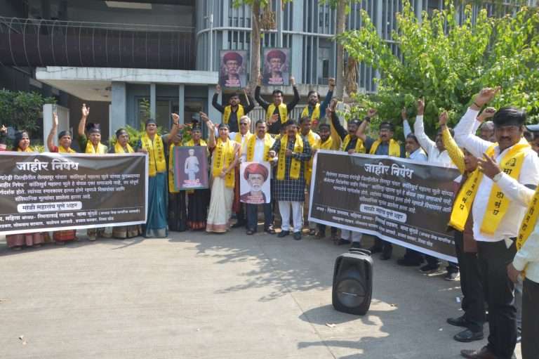 तेलंगणा मधील महात्मा फुले पुतळा विटंबनेचा पुण्यात निषेध