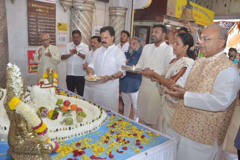 महाशिवरात्रीनिमित्त दत्तमंदिरात १०१ किलो चक्क्याची शंकराची पिंडी 