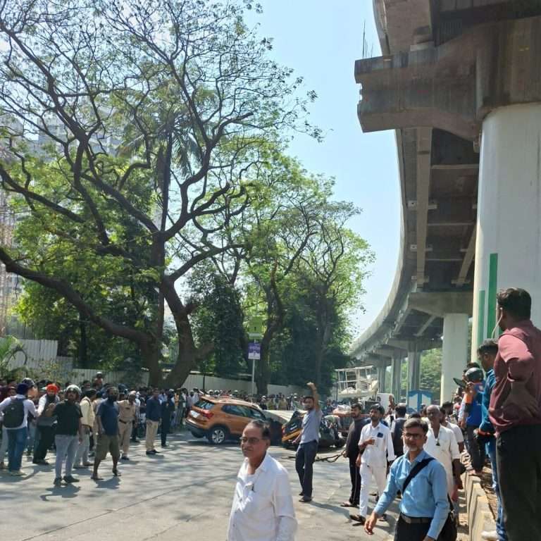मेट्रोचा स्लॅब रोडवर कोसळला:ऑटो, कारचा चेंदामेंदा; 1 जण ठार, 3 जण जखमी