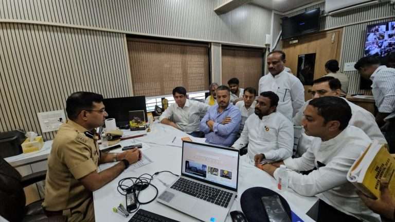 रोहित पवारांची DGCA, VSR विरोधात फिर्याद नोंदविताना बडे पोलिस अधिकारी आले, त्यांनी FIR नोंदवणे थांबविले …