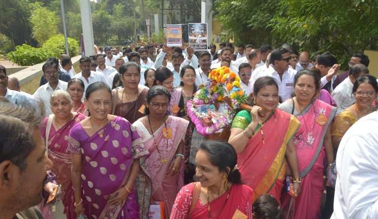 शिक्षणाचा वारसा जपत माजी विद्यार्थ्यांची आजी विद्यार्थ्यांना शैक्षणिक भेट