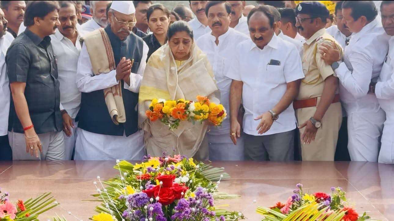 उपमुख्यमंत्री सुनेत्रा अजित पवार यांनी प्रितीसंगमावर केले स्व. यशवंतराव चव्हाण यांना अभिवादन