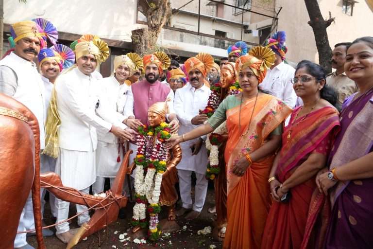 शिवजयंती निमित्त शिवरायांना सरदारांच्या वंशजांकडून मानवंदना
