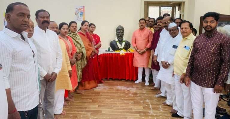 छत्रपती शिवाजी महाराज यांच्या जयंती दिनानिमित्त पुणे शहर जिल्हा काँग्रेस कमिटीच्या वतीने काँग्रेस भवन येथे शिवजयंती साजरी.
