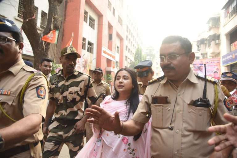 भाजप कार्यालयासमोर फुले उधळून राहुल गांधींना दिलेल्या जीवे मारण्याच्या धमकीचा केला निषेध