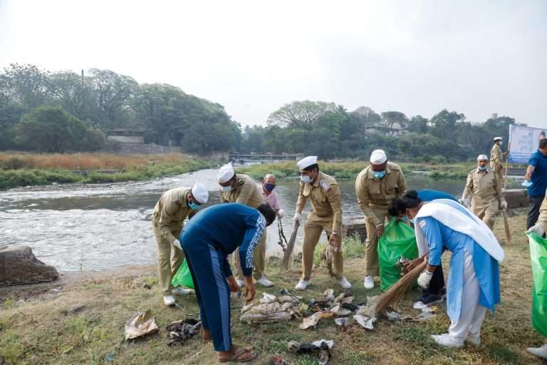पुण्यात एकाच वेळी ४२ ठिकाणी जल स्वच्छता मोहीम संपन्न