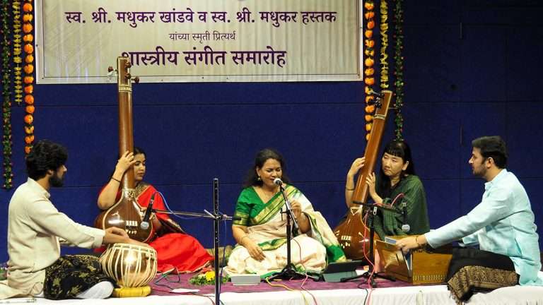 डॉ. चेतना पाठक, पद्मश्री पंडित मधुप मुद्‌गल यांचे भावस्पर्शी गायन