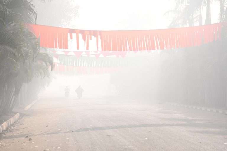 नदीपात्रातील कचऱ्याची आग कायम,परिसरात विषारी धुराचे मोठे लोट; श्वसनाचा त्रास झाल्याने विद्यार्थी रुग्णालयात;