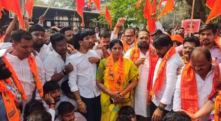 पुण्यात भाजपच्या कॉंग्रेसभवन वरील हल्लाबोल  आंदोलनासमयी दगडफेक: कार्यकर्त्यांसह पोलिस अन् पत्रकारही जखमी