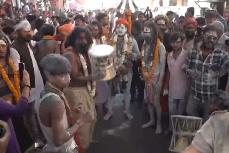 काशीमध्ये जळत्या चितांच्या राखेत न्हाऊन झाली होळी : चष्मा लावून आले नरमुंड संन्यासी, डमरूचा नाद, 3 लाख पर्यटक