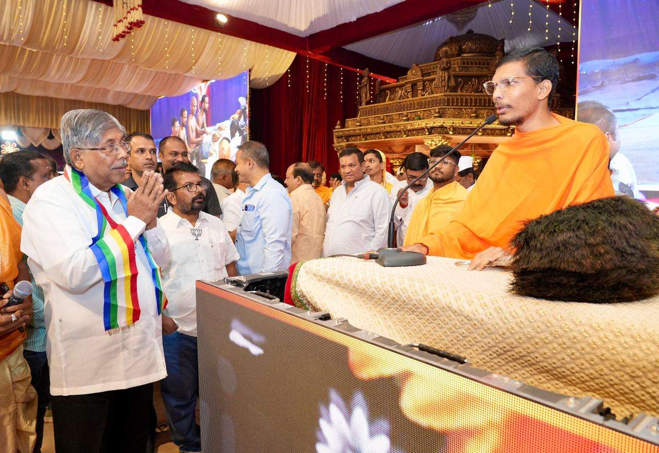 स्वस्तिश्री जिनसेन भट्टारक पट्टाचार्य महास्वामींचे मंत्री चंद्रकांतदादा पाटील यांना आशिर्वाद