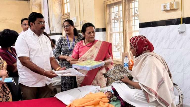 उपमुख्यमंत्री एकनाथ शिंदे यांच्या वाढदिवसाच्यानिमित्ताने जे.जे. रुग्णालयात डॉ.नीलम गोऱ्हे यांच्यावतीने नवमाता व बालकांना वस्त्रदान