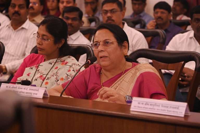 पुणे जिल्ह्यासाठी शाश्वत विकास निर्देशांक आराखड्यासाठीचे ३% निधीबाबत सादरीकरण आणि अधीवेशनात पुनश्च बैठकीबाबत नीलम गोऱ्हेंनी सुनेत्रा पवारांना दिले निवेदन