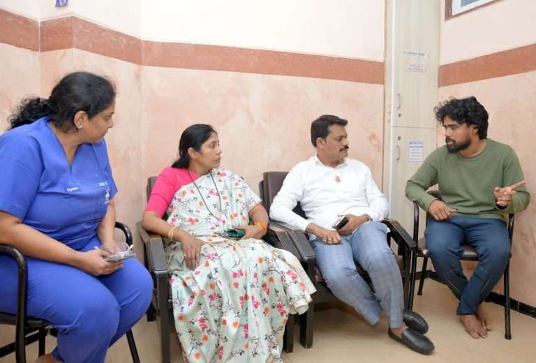 कर्वेनगर दुर्घटनेतील जखमी रुग्णाची महापौर मंजूषा नागपूरे यांनी दीनानाथ रुग्णालयात घेतली भेट