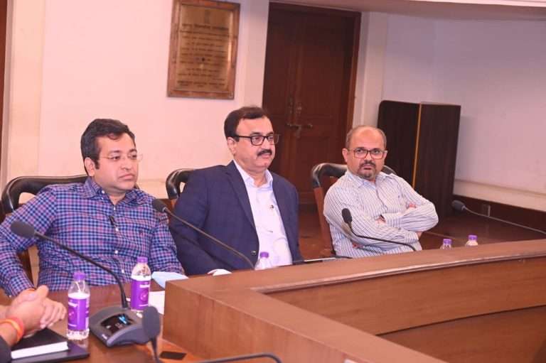 वाहतूक कोंडी होणाऱ्या ठिकाणांचा प्राधान्यक्रम ठरवून वाहतूक नियमनासाठी प्रकल्प राबवावेत- विभागीय आयुक्त