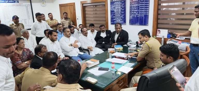 व्हीएसआर कंपनीविरोधात गुन्हा दाखल करण्यासाठी रोहित-युगेंद्र पवार मैदानात:बारामती पोलिस ठाण्यात दाखल; समर्थकांची गर्दी