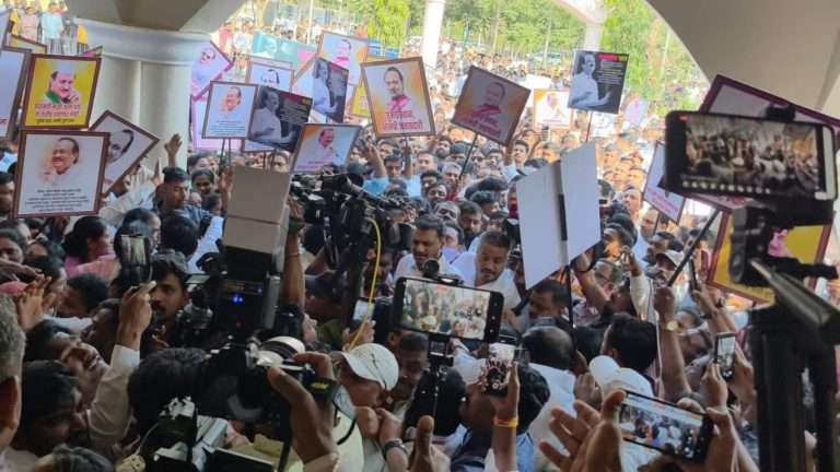 व्हीएसआर कंपनीविरोधात गुन्हा दाखल करण्यास नकार:रोहित पवार आक्रमक; कार्यकर्त्यांकडून जोरदार घोषणाबाजी