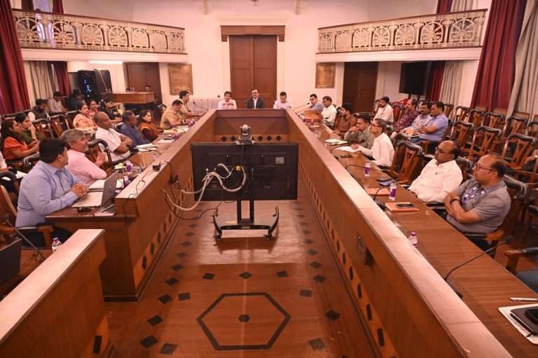 वाहतूक कोंडी होणाऱ्या ठिकाणांचा प्राधान्यक्रम ठरवून वाहतूक नियमनासाठी अभ्यासपूर्ण प्रकल्प तयार करा- विभागीय आयुक्त