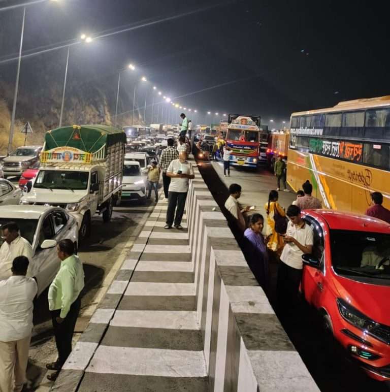 पुणे–मुंबई एक्सप्रेसवेवर तब्बल 15 तास वाहतूक ठप्प:1 गॅस टँकर पलटी