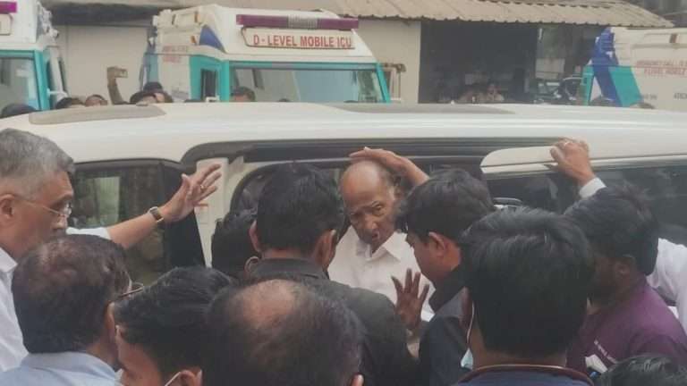 शरद पवारांची तब्येत खालावल्याने पुण्यातील रुबी हॉल रुग्णालयात दाखल