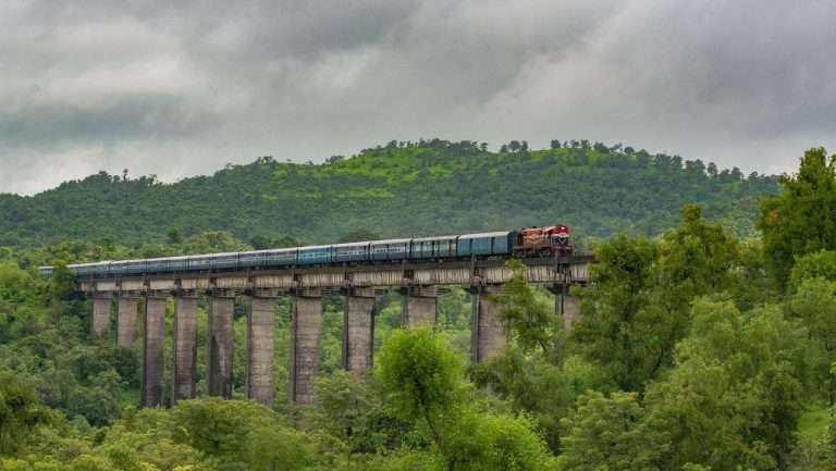 रेल्वेकडून उन्हाळी सुटीच्या तीन महिन्यांच्या कालावधीत संपूर्ण देशात 18262 उन्हाळी विशेष रेल्वे फेऱ्या
