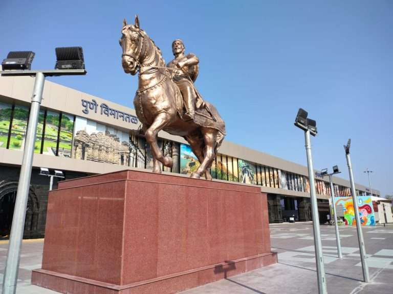 विमानतळाच्या आवारात रिक्षा आणि कॅब चालकांकडून प्रवाश्यांची लुबाडणूक,स्वारगेटला २ दिवसात ३७५ रिक्षांवर कारवाई